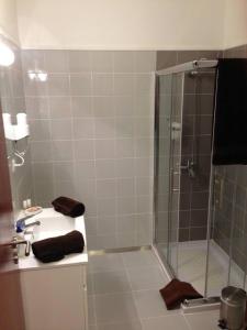 a bathroom with a shower and a sink at Apartamento de Praia - Albufeira in Albufeira