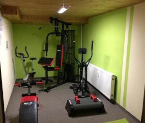 The fitness centre and/or fitness facilities at Familie Sattler