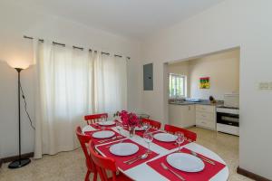 Kuchyň nebo kuchyňský kout v ubytování Luxury 2BR Home facing Beach w/Pool Montego Bay #3