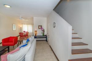 Posezení v ubytování Luxury 2BR Home facing Beach w/Pool Montego Bay #3