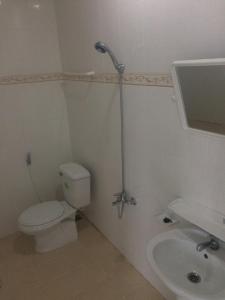 a bathroom with a toilet and a sink at Y Bon in Phan Thiet
