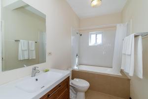 Koupelna v ubytování Luxury 2BR Home facing Beach w/Pool Montego Bay #3