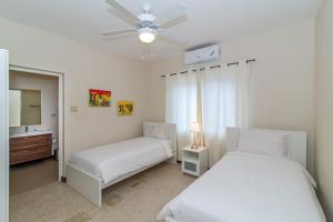 En eller flere senger på et rom på Luxury 2BR Home facing Beach w/Pool Montego Bay #3