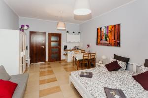 Grey Apartments II في فروتسواف: غرفة معيشة مع أريكة وطاولة