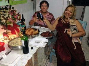 een vrouw met een hond en een man die een foto neemt bij Residencia familiar in Sao Paulo