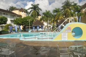 Swimmingpoolen hos eller tæt på Ocho Rios Sandcastles Resort on the beach 1 bedroom Apartment on the Beach