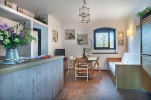a kitchen and dining room with a counter and a table at Appartamento al Forte di Talamonaccio in Fonteblanda
