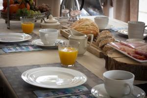 a table topped with plates and cups of orange juice at Casa de la Piña in Hondón de los Frailes