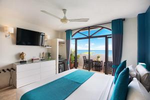 A bed or beds in a room at Hacienda Fisherman's Village Koh Samui
