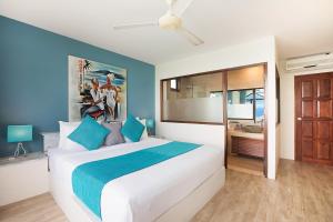 A bed or beds in a room at Hacienda Fisherman's Village Koh Samui