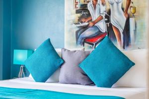 A bed or beds in a room at Hacienda Fisherman's Village Koh Samui