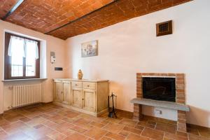 a living room with a fireplace and a window at Domus Amica in Lu