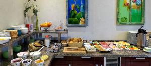 シュタインフーデにあるNella Parkhotelのテーブルの上に様々な種類の料理を揃えたビュッフェ