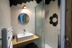 een badkamer met een wastafel en een spiegel bij Doyenné Vieux Lyon in Lyon +24 foto's