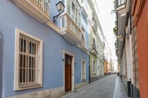 カディスにあるDuplex del CONQUISTADOR by Cadiz4Rentalsの青白の建物のある街路