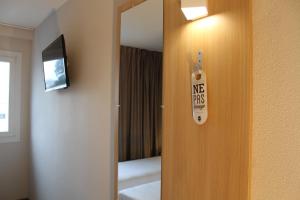 TV a/nebo společenská místnost v ubytování B&B HOTEL Valence TGV Romans