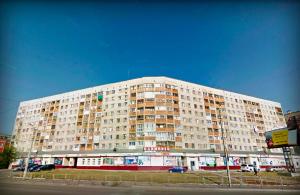 ビイスクにあるАпартаменты "Добрые Сутки" на Советской 214の通り側の大きなアパートメントビル