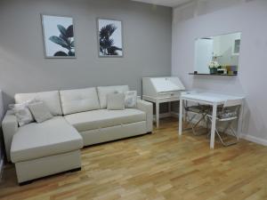 - un salon avec un canapé et une table dans l'établissement Apartamentos Bahía, à El Puerto de Santa María