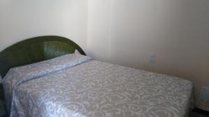 ein Schlafzimmer mit einem Bett mit einer weißen Bettdecke in der Unterkunft Apart Sylvie in Roses