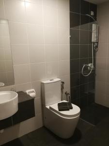 uma casa de banho com um WC, um lavatório e um chuveiro em Evo Soho Bangi With WiFi and Netflix em Kampong Sungai Ramal Dalam