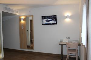 TV a/nebo společenská místnost v ubytování B&B HOTEL Valence TGV Romans