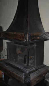 an old wood stove sitting on top of a table at Hostel da Montanha in Campos do Jordão