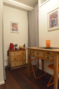 een houten bureau in een kamer met een tafel bij Biker's Wine House in Rovereto