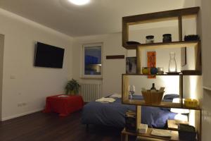 een kamer met een bed, een spiegel en een plank bij Biker's Wine House in Rovereto