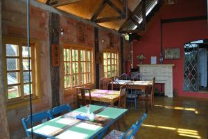 a restaurant with tables and chairs in a room at Hostel da Montanha in Campos do Jordão