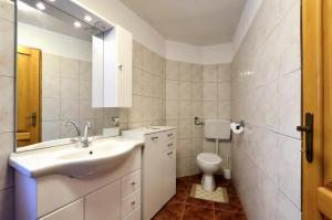 Holiday House Eda with Private Pool的一间浴室