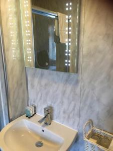 bagno con lavandino e specchio di Durlston House a Lymington