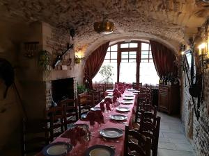 ein langes Esszimmer mit langen Tischen und Stühlen in der Unterkunft Hostellerie Saint Martin- Logis Hôtel et Restaurant in Creully