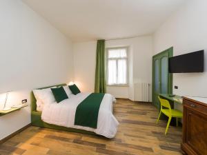a bedroom with a bed and a desk with a computer at La nostra casa in centro in Lecco