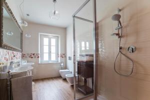 a bathroom with a shower and a sink at Appartamento La Terrazza in Lucca