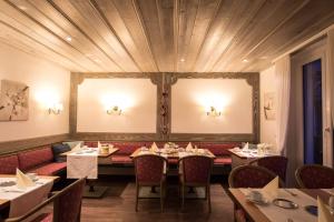 ein Restaurant mit Tischen und Stühlen in einem Raum in der Unterkunft Ulrichshof in Braunlage