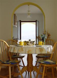 einen Tisch und Stühle mit einem Tisch und einem Spiegel in der Unterkunft Villa Ana in Pag