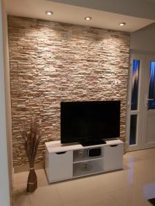 Μια τηλεόραση ή/και κέντρο ψυχαγωγίας στο Holiday Home Begonja