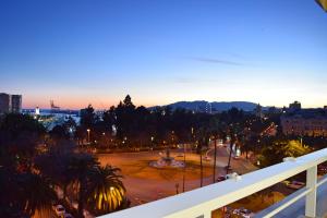 uma vista a partir de uma varanda de uma cidade com uma fonte em Apartamento Luxury Reding em Málaga