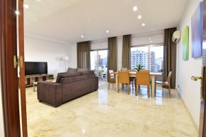 a living room with a couch and a table at Apartamento Luxury Reding in Málaga