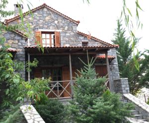 ヴィティナにあるAnna Vytinaの目の前に木々が植えられた石造りの家