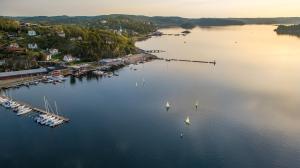 eine Luftansicht eines Hafens mit Booten im Wasser in der Unterkunft Lilla Solhaga in Ljungskile