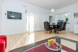 TV a/nebo společenská místnost v ubytování Apartmani Meriko