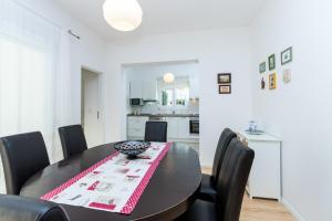 Kuchyň nebo kuchyňský kout v ubytování Apartmani Meriko