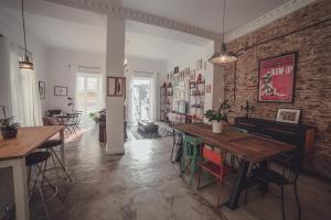 a room with a table and chairs and a brick wall at La Casa del Cañon CENTRO HISTORICO in Cartagena