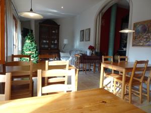 een woonkamer met tafels en stoelen en een kerstboom bij Can Seuba in Rellinars
