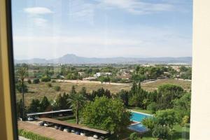 widok z okna ośrodka z basenem w obiekcie mar y golf en muchavista w Alicante