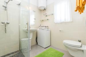 Koupelna v ubytování Apartmani Meriko + 37 fotografií