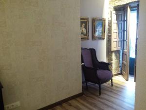 - un salon avec une chaise et une fenêtre dans l'établissement Casa da Torre, à Valga