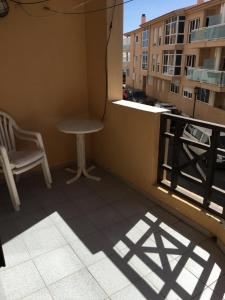コラレホにあるApartamento Muelle de Corralejo 9の小さなテーブルと椅子付きのバルコニー