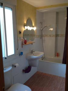 ein Badezimmer mit Toilette, Waschbecken und Badewanne in der Unterkunft Carol's home in Saragossa + 18 Fotos